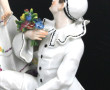 Pierrot et sa galante, sujet en porcelai