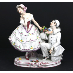 Pierrot et sa galante, sujet en porcelai