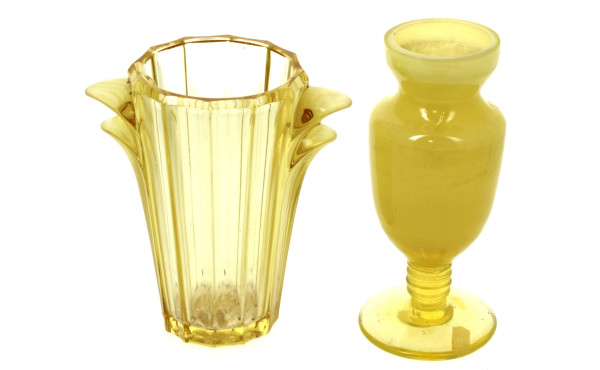 Deux vases en verre jaune, H 19 et 21 cm