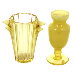 Deux vases en verre jaune, H 19 et 21 cm