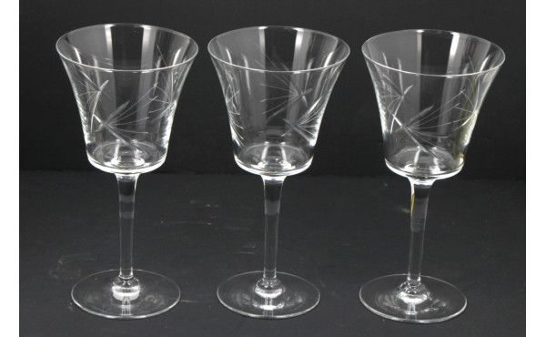 11 verres à vin en cristal forme tulipe.
