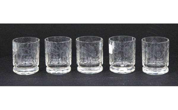 5 petits gobelets en verre gravé décor d