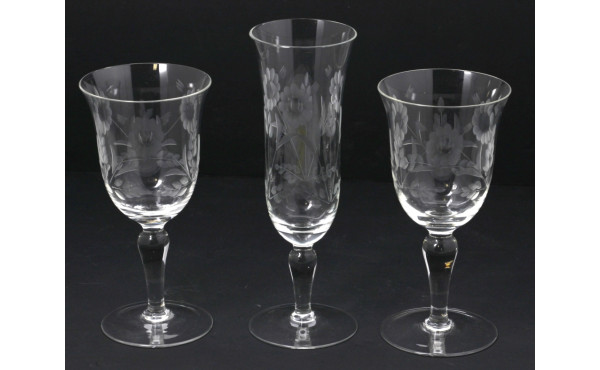 8 flutes à champagne et 6 verres à vin, 