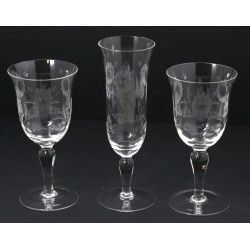 8 flutes à champagne et 6 verres à vin, 