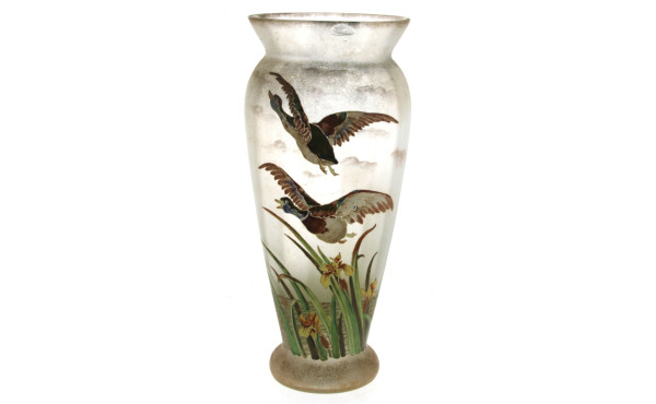 Grand vase en verre émaillée à décor d’e