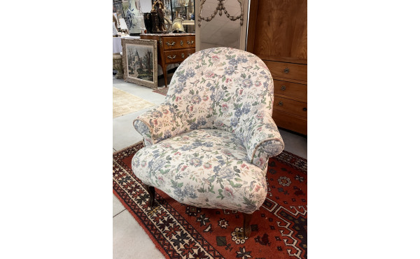 Fauteuil crapaud recouvert d'un tissu fl