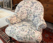 Fauteuil crapaud recouvert d'un tissu fl