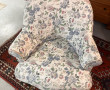 Fauteuil crapaud recouvert d'un tissu fl