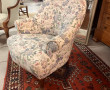 Fauteuil crapaud recouvert d'un tissu fl