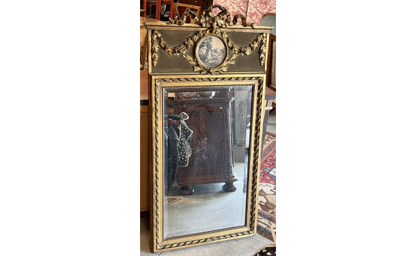 Miroir trumeau en bois et stuc doré à dé
