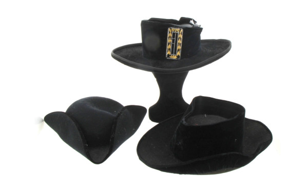 Lot de 3 chapeaux (2 ronds et un tricorn