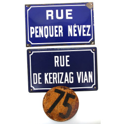 Deux plaques de rue émaillées "Rue Penqu