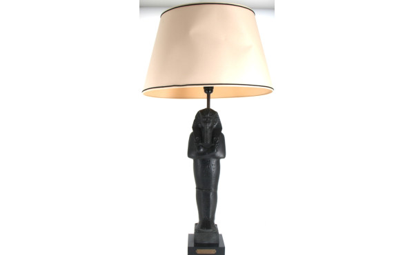 Lampe OSIRIS en résine noire. H 55 cm