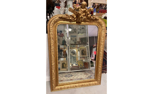 Miroir en bois et stuc doré, fronton à d