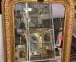 Miroir en bois et stuc doré, fronton à d