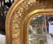 Miroir en bois et stuc doré, fronton à d
