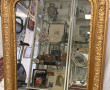 Miroir en bois et stuc doré, fronton à d