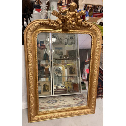 Miroir en bois et stuc doré, fronton à d