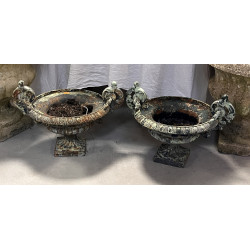 Paire de vasques de jardin en fonte sur 