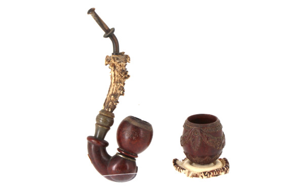 Pipe en bois, corne et bois de cervidés 