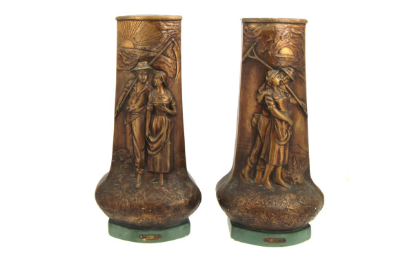 Trois vases en plâtre patiné titrés "Le 
