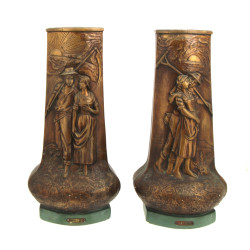 Trois vases en plâtre patiné titrés "Le 