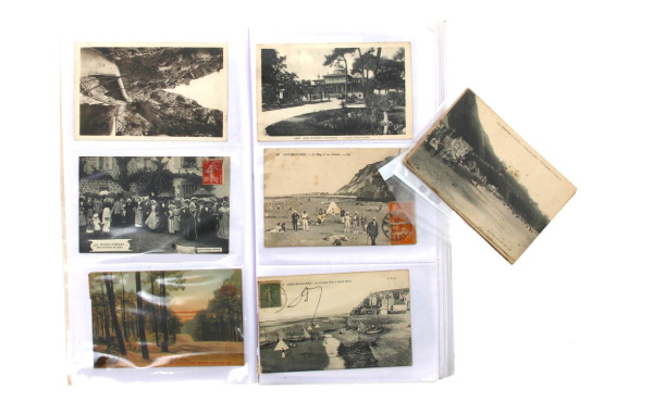 Lot de cartes postales anciennes dont "A
