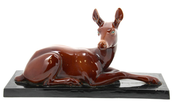 Biche allongée, sujet en faïence brune -