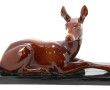 Biche allongée, sujet en faïence brune -