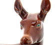 Biche allongée, sujet en faïence brune -