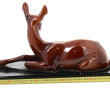 Biche allongée, sujet en faïence brune -