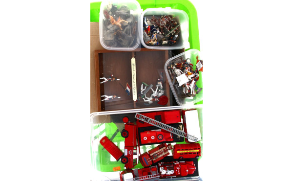 Lot de jouets divers: figurines en plomb