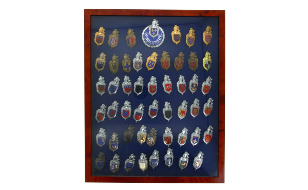 51 insignes de la Gendarmerie dans une v