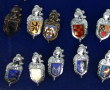 51 insignes de la Gendarmerie dans une v