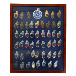 51 insignes de la Gendarmerie dans une v