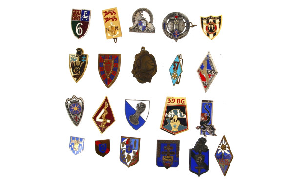  Lot de 21insignes militaires français