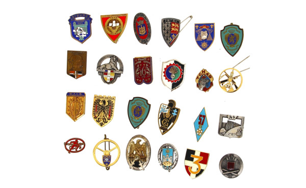 Lot de 24 insignes militaires français