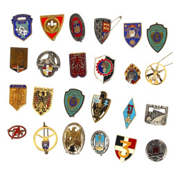 Lot de 24 insignes militaires français