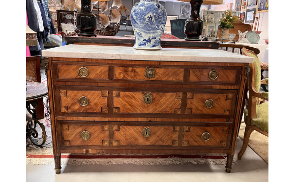 Commode ancienne de style Louis XVI en p