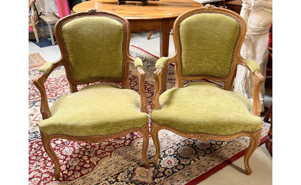 Paire de fauteuils cabriolets style Loui