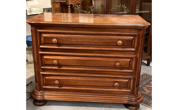 Commode en bois mouluré, travail françai