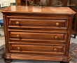 Commode en bois mouluré, travail françai