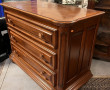 Commode en bois mouluré, travail françai