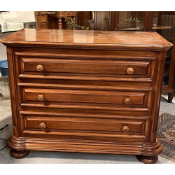 Commode en bois mouluré, travail françai