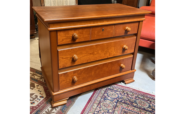 Commode moderne ouvrant à trois tiroirs 