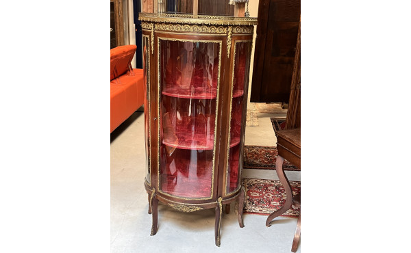 Vitrine de style Louis XV en placage et 