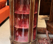 Vitrine de style Louis XV en placage et 