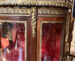 Vitrine de style Louis XV en placage et 