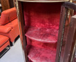 Vitrine de style Louis XV en placage et 