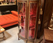 Vitrine de style Louis XV en placage et 